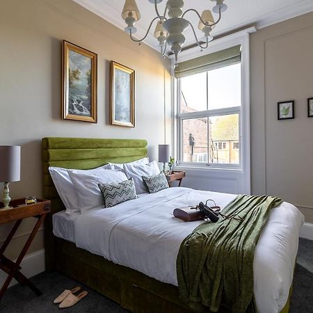 Crescent View Apartment สการ์โบโรห์ ภายนอก รูปภาพ